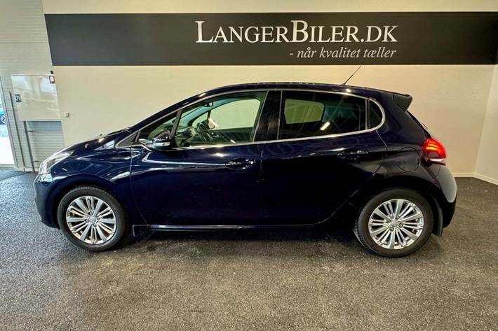 Blå Peugeot 208 fra 2019