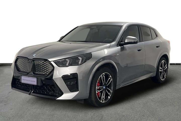 Grå BMW iX2 fra 2025 set udefra