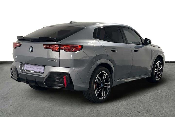 Grå BMW iX2 fra 2025