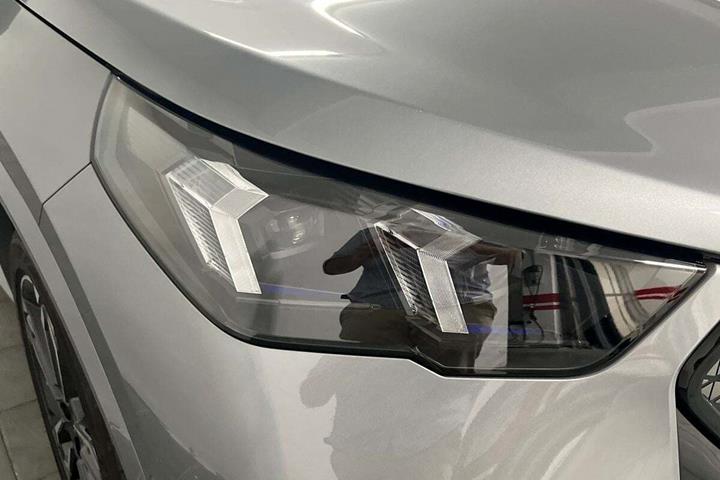 Grå BMW iX2 fra 2025