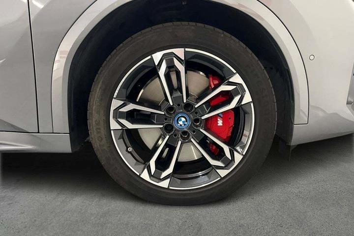 Grå BMW iX2 fra 2025