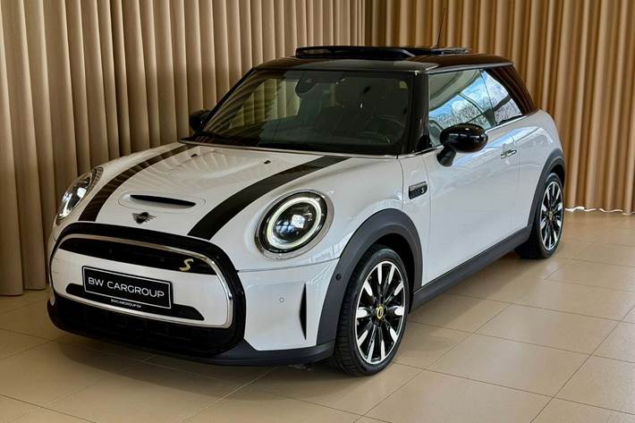 Hvid Mini Cooper SE fra 2023 set udefra