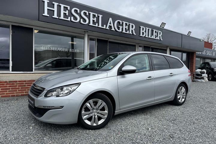Sølv Peugeot 308 fra 2017 set udefra
