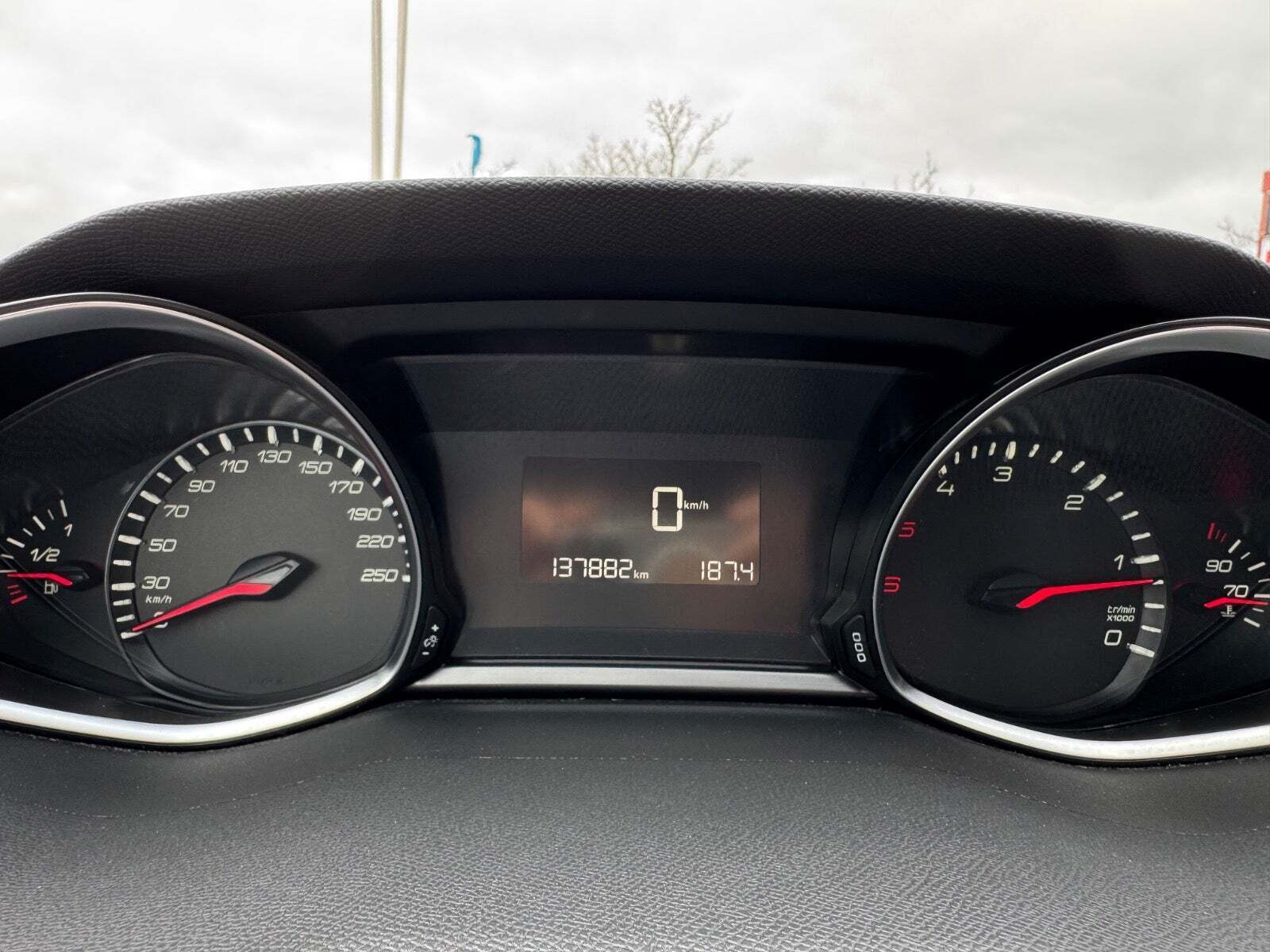 Sølv Peugeot 308 fra 2017