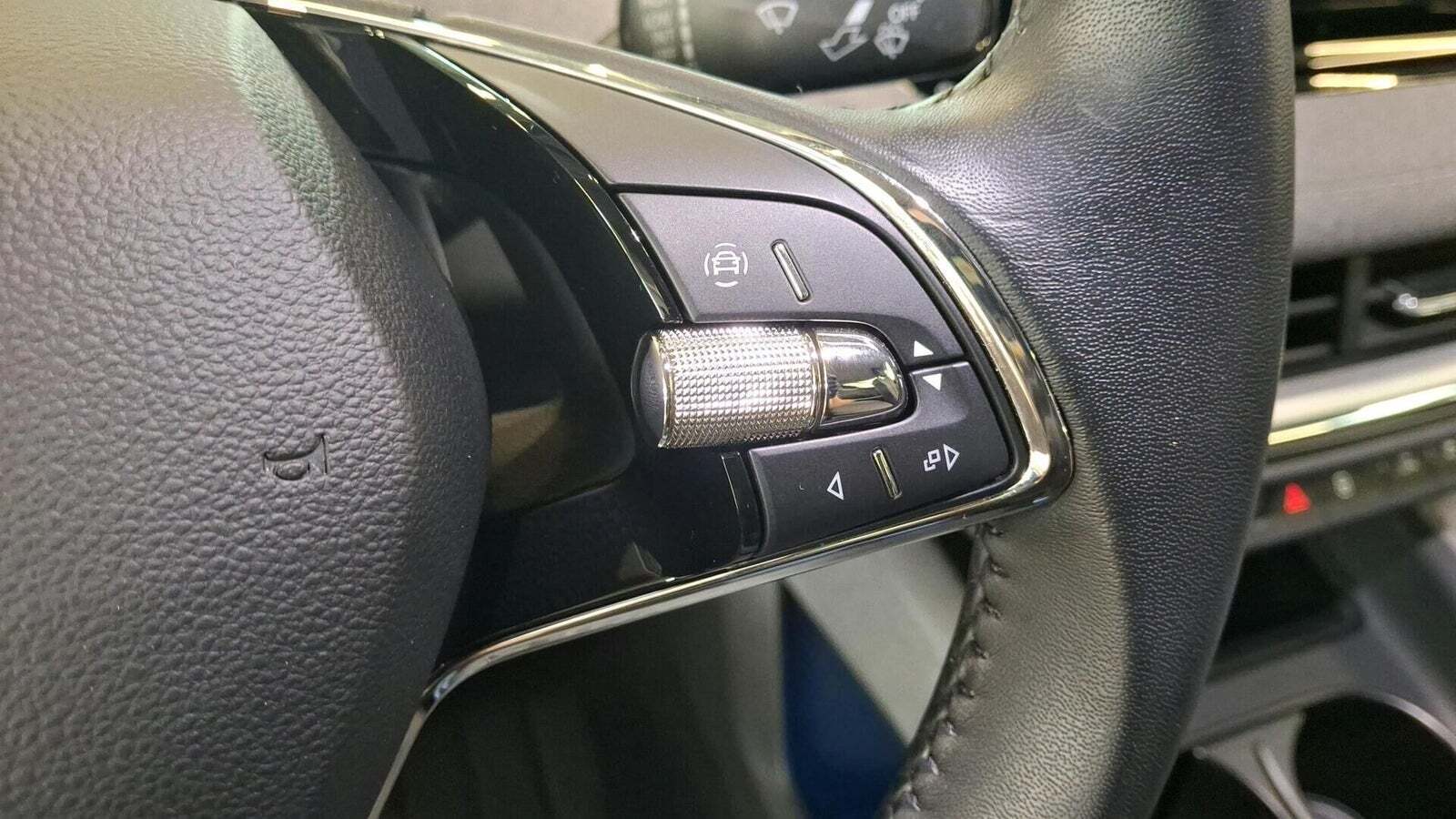 Grå Skoda Enyaq fra 2023