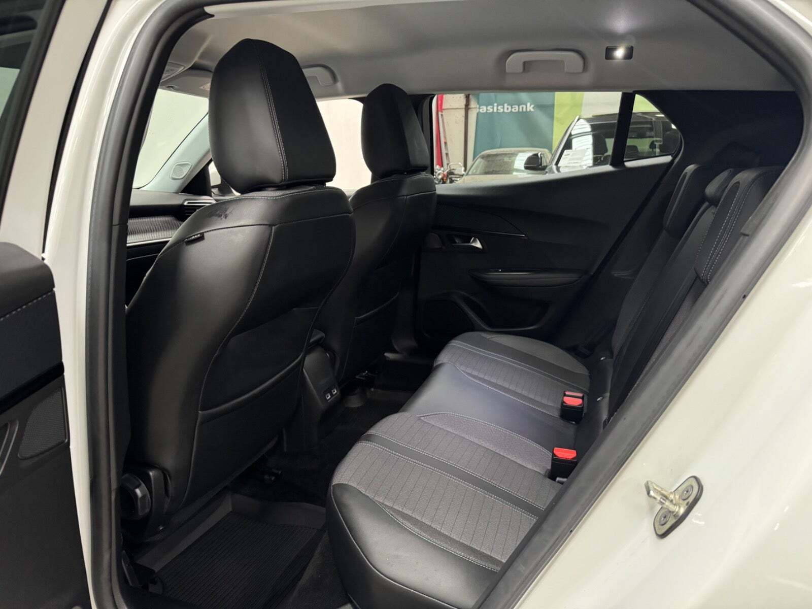 Hvid Peugeot e-2008 fra 2021