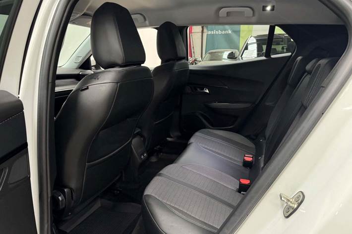 Hvid Peugeot e-2008 fra 2021