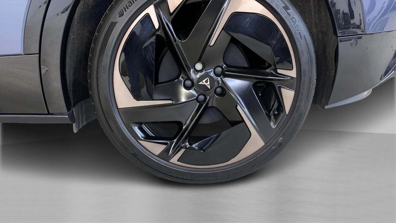 Blå Cupra Tavascan fra 2025