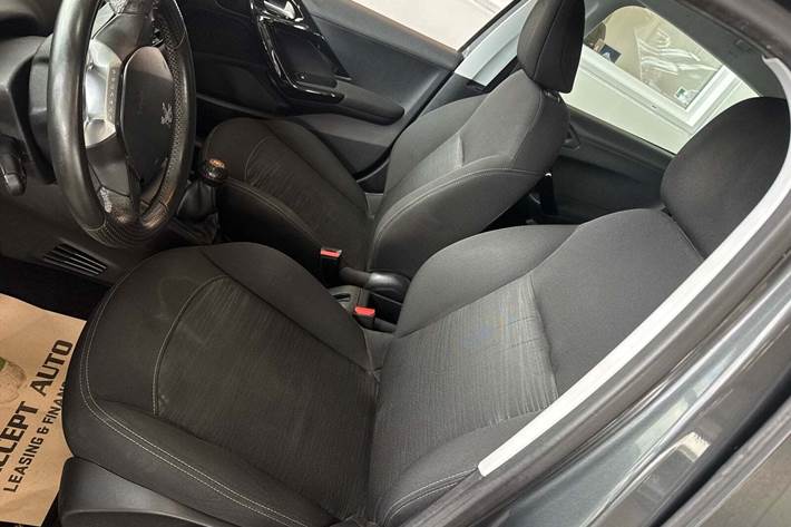 Grå Peugeot 208 fra 2012