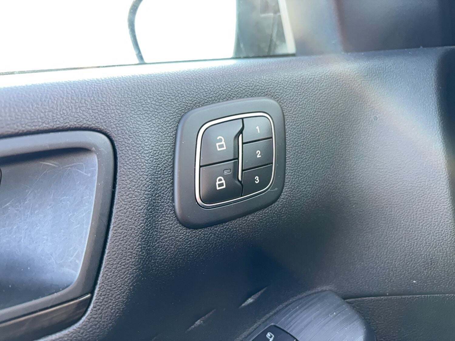 Sort Ford Kuga fra 2020