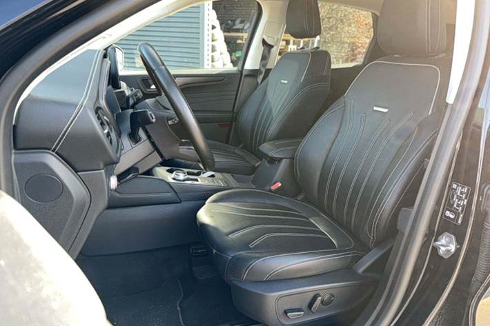 Rød Ford Kuga fra 2020