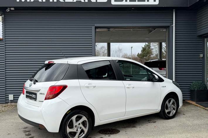 Hvid Toyota Yaris fra 2015