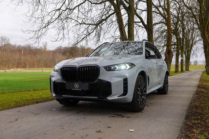 Grå BMW X5 fra 2024 set udefra