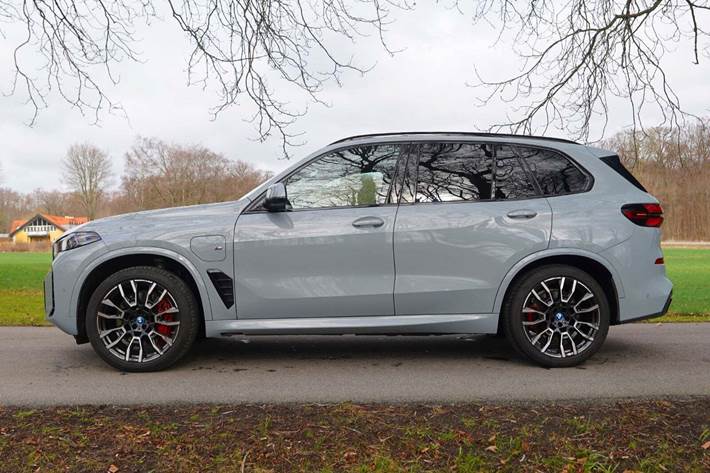 Grå BMW X5 fra 2024