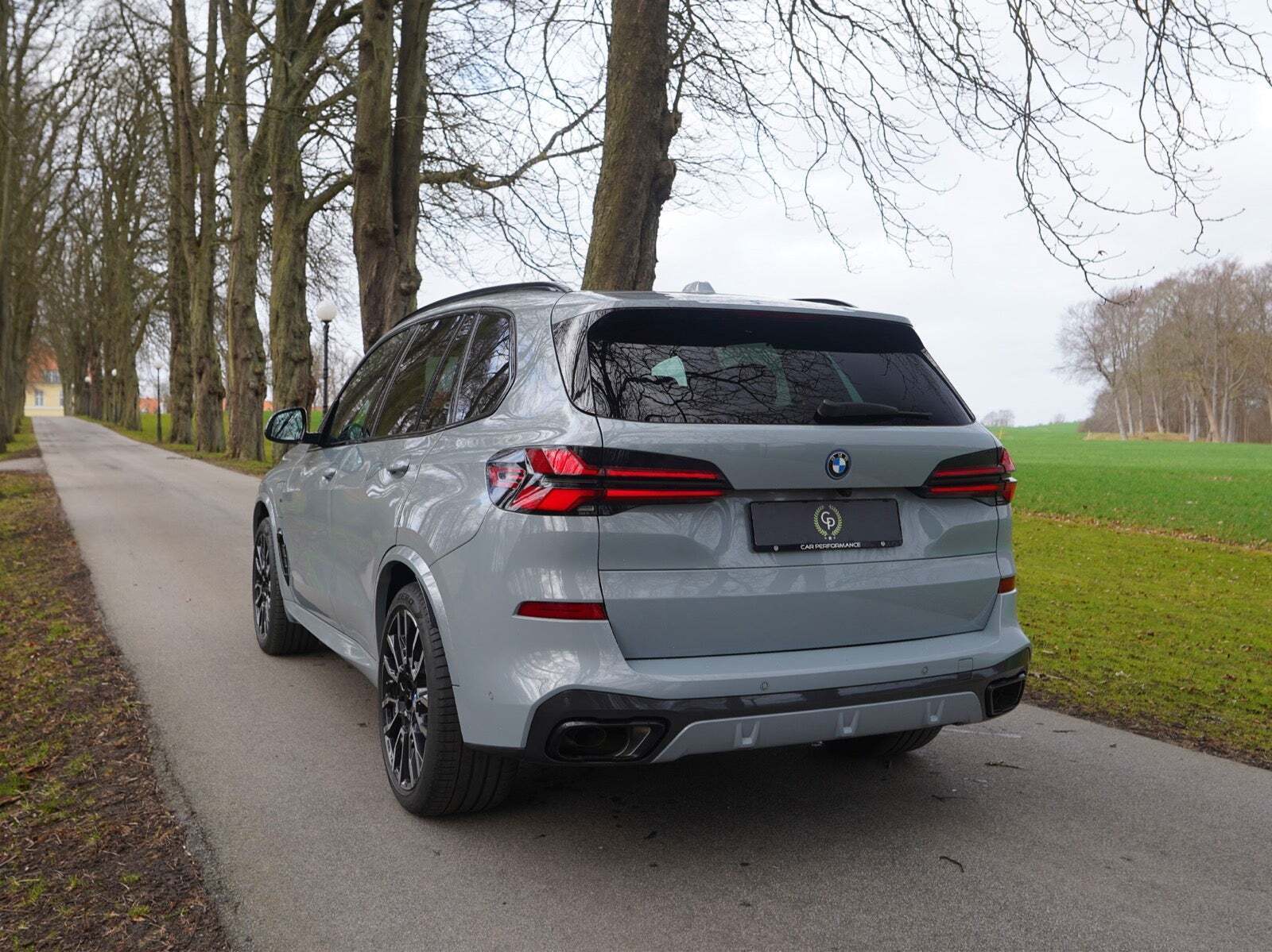 Grå BMW X5 fra 2024