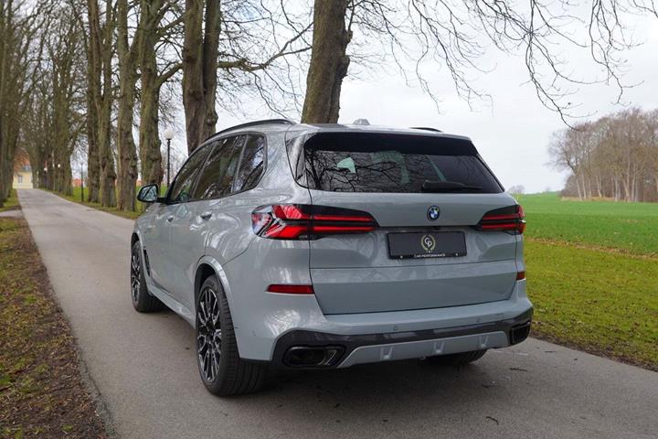 Grå BMW X5 fra 2024