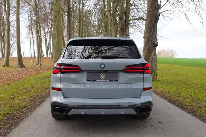 Grå BMW X5 fra 2024