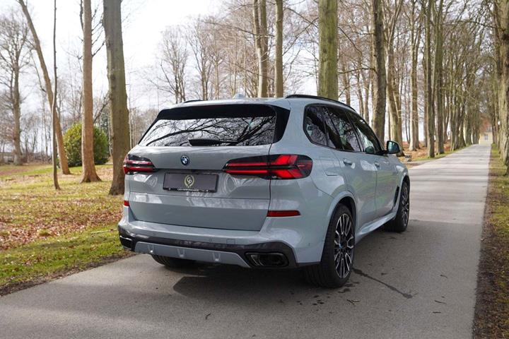 Grå BMW X5 fra 2024
