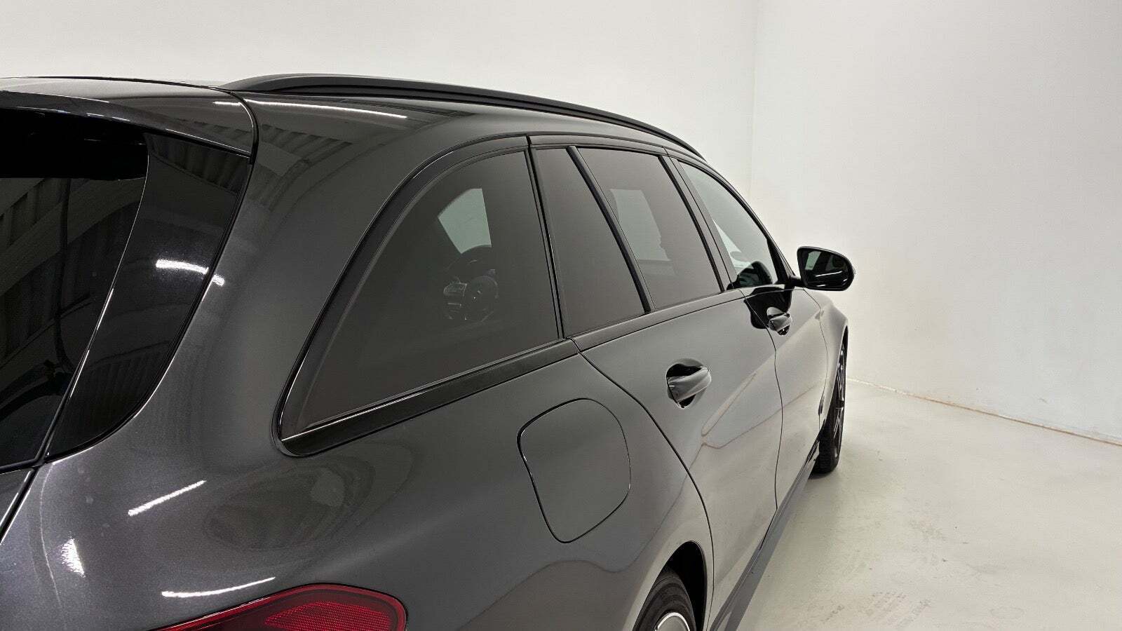 Grå Mercedes C220 d fra 2021