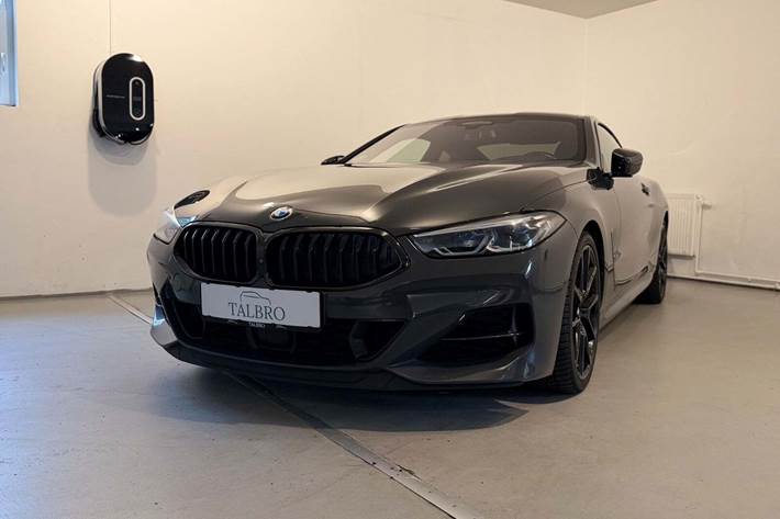 Grå BMW M850i fra 2018