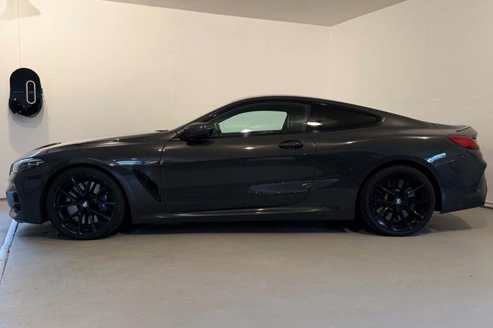 Grå BMW M850i fra 2018