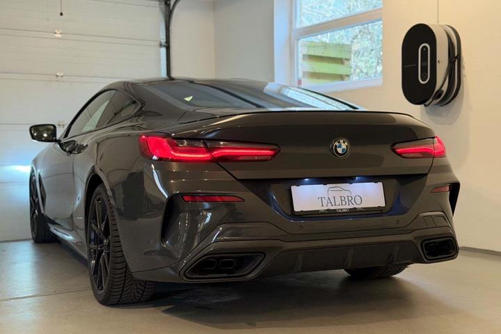 Grå BMW M850i fra 2018