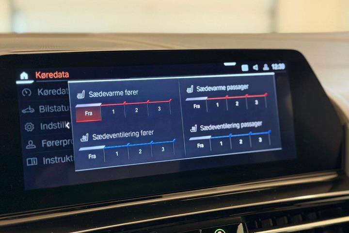 Grå BMW M850i fra 2018