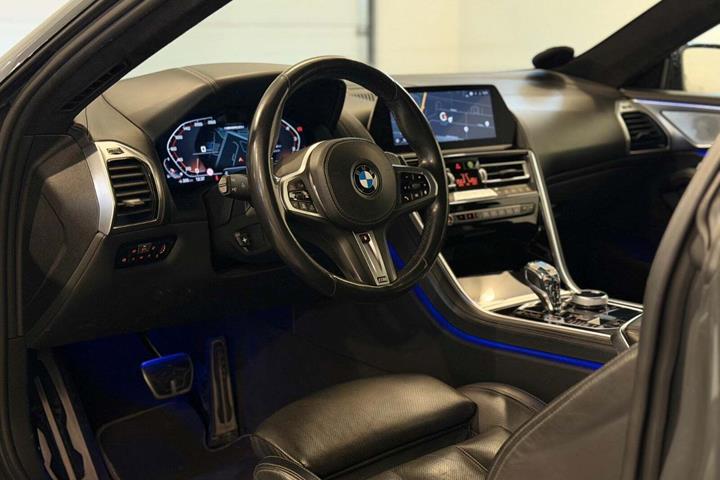 Grå BMW M850i fra 2018