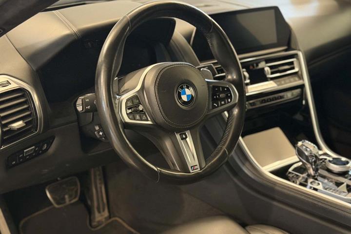 Grå BMW M850i fra 2018