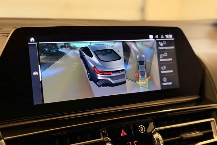 Grå BMW M850i fra 2018