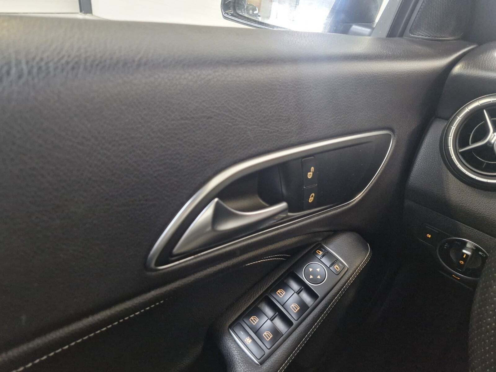 Sort Mercedes CLA200 fra 2016