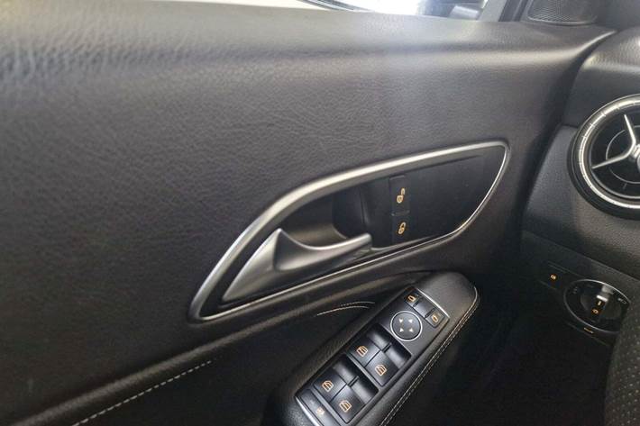 Sort Mercedes CLA200 fra 2016