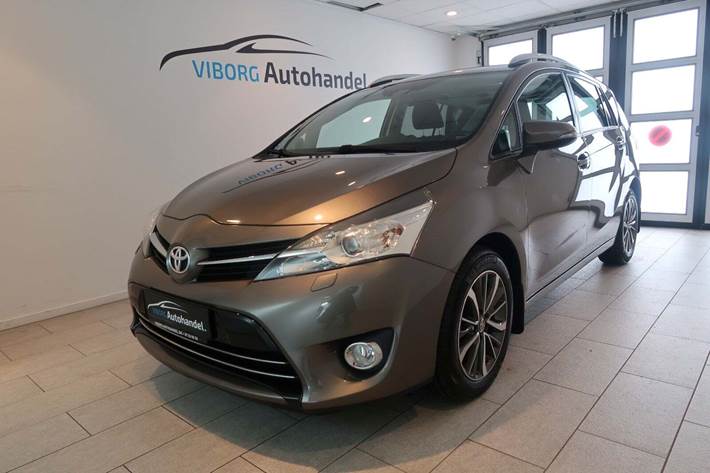 Grå Toyota Verso fra 2016