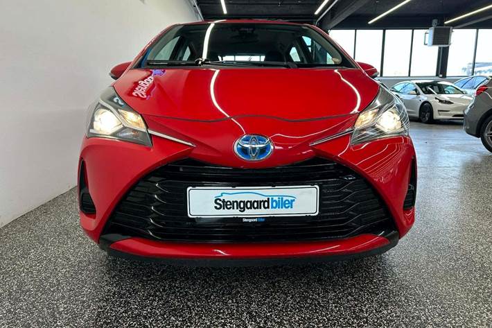 Rød Toyota Yaris fra 2019