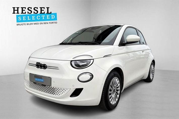 Hvid Fiat 500e fra 2023 set udefra