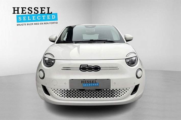 Hvid Fiat 500e fra 2023