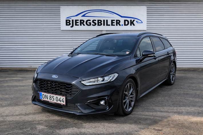 Blå Ford Mondeo fra 2021 set udefra