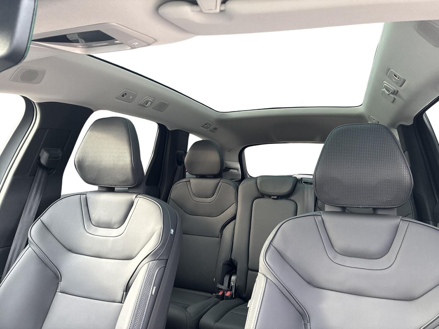 Grå Volvo EX90 fra 2025