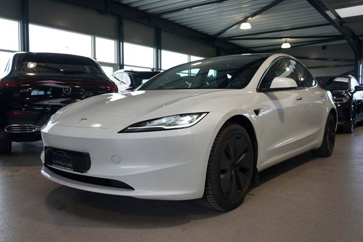 Hvid Tesla Model 3 fra 2024