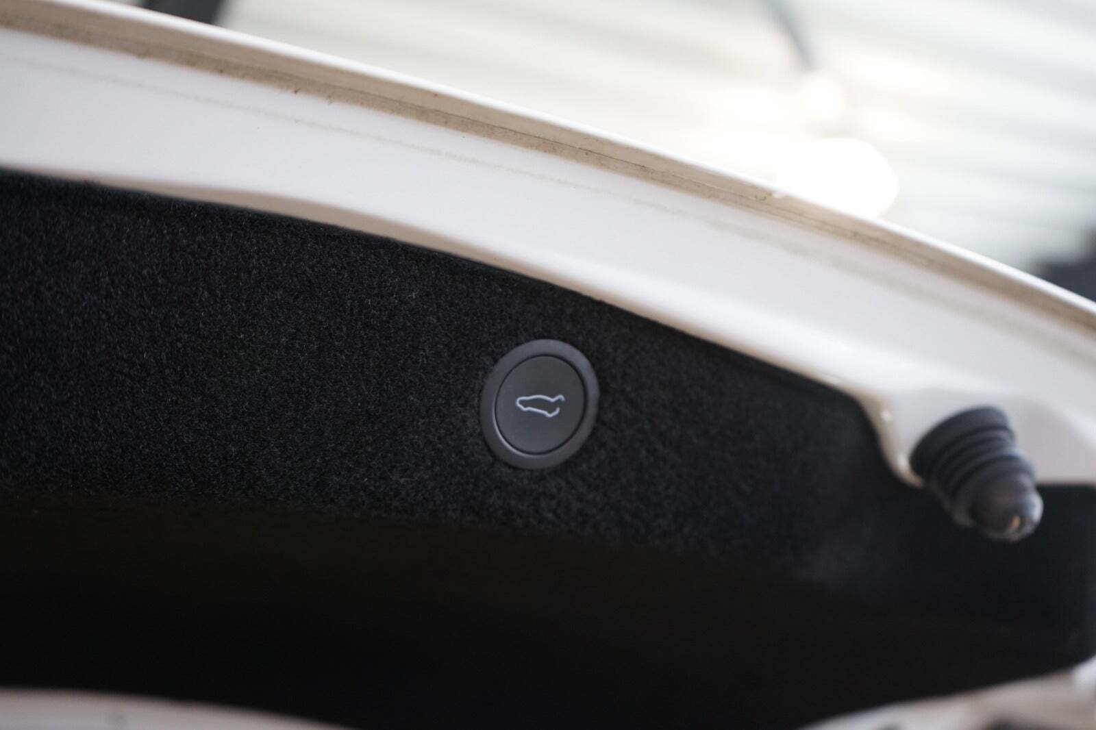 Hvid Tesla Model 3 fra 2024