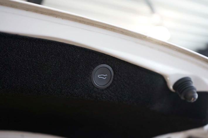 Hvid Tesla Model 3 fra 2024