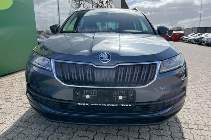 Grå Skoda Karoq fra 2022