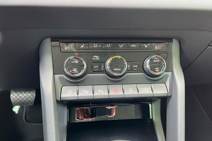 Grå Skoda Karoq fra 2022