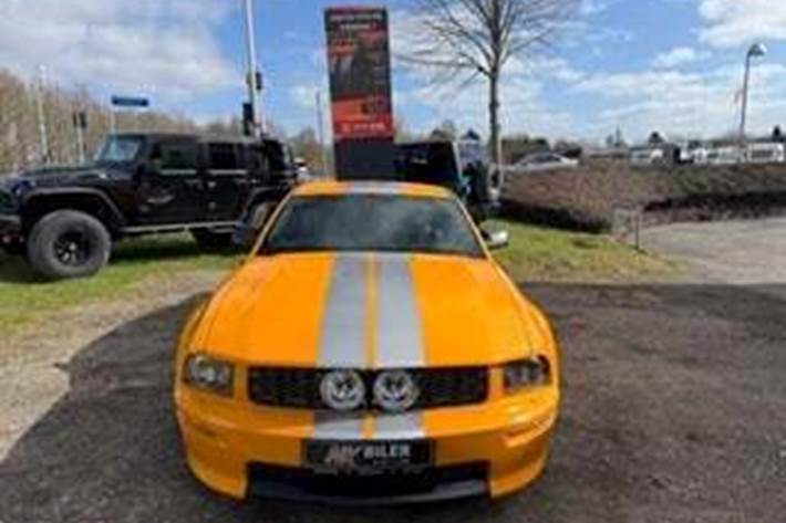 Orange Ford Mustang fra 2008