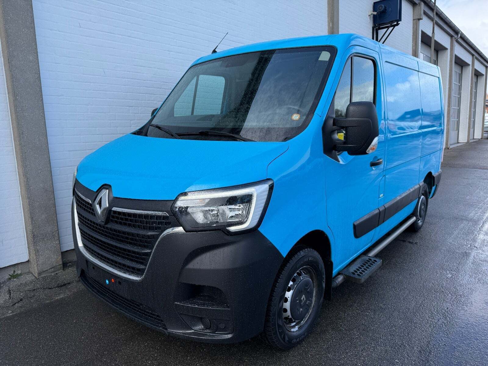 Blå Renault Master IV T33 fra 2019