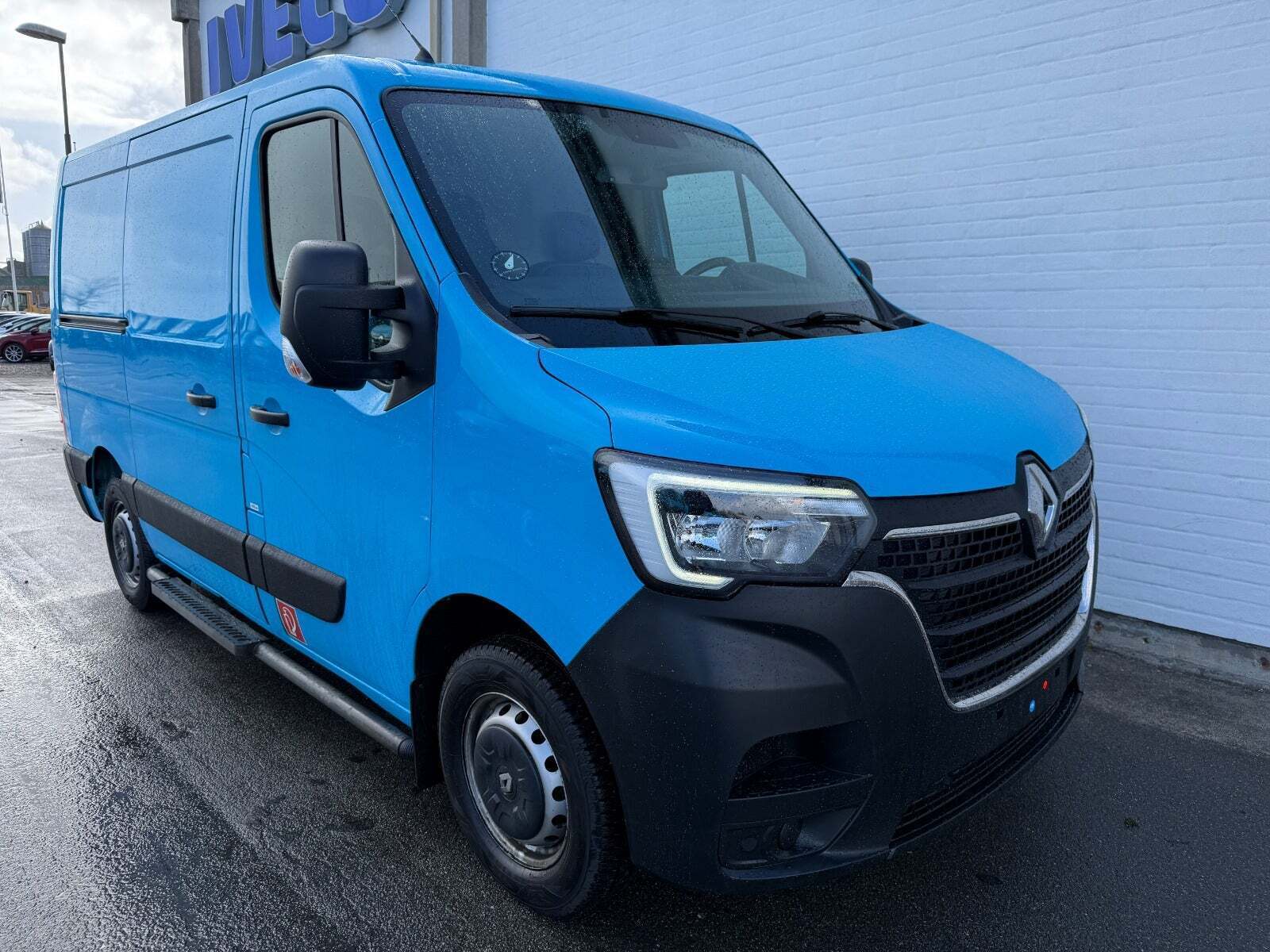 Blå Renault Master IV T33 fra 2019