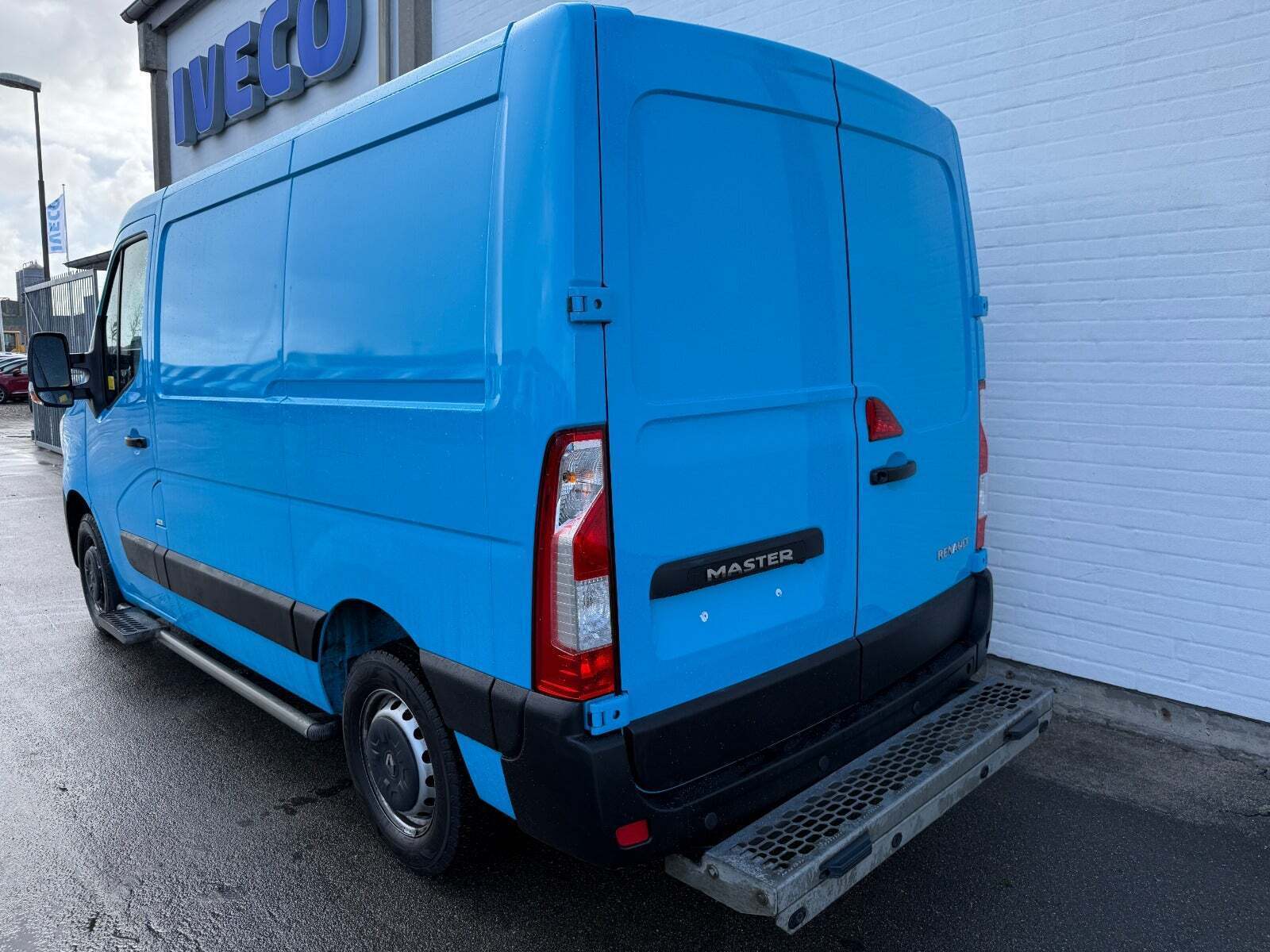 Blå Renault Master IV T33 fra 2019