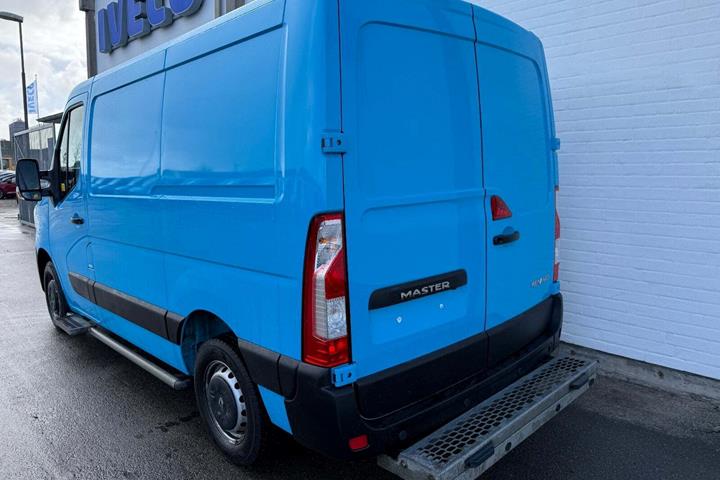 Blå Renault Master IV T33 fra 2019