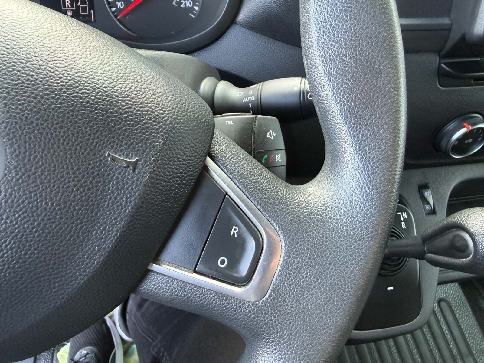 Blå Renault Master IV T33 fra 2019