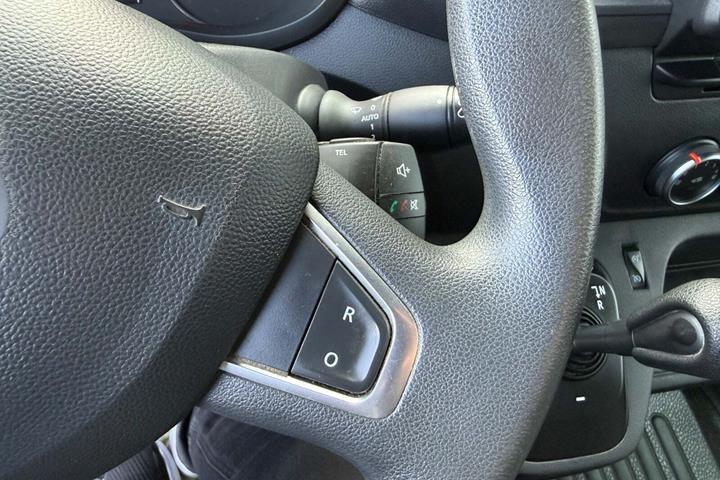 Blå Renault Master IV T33 fra 2019